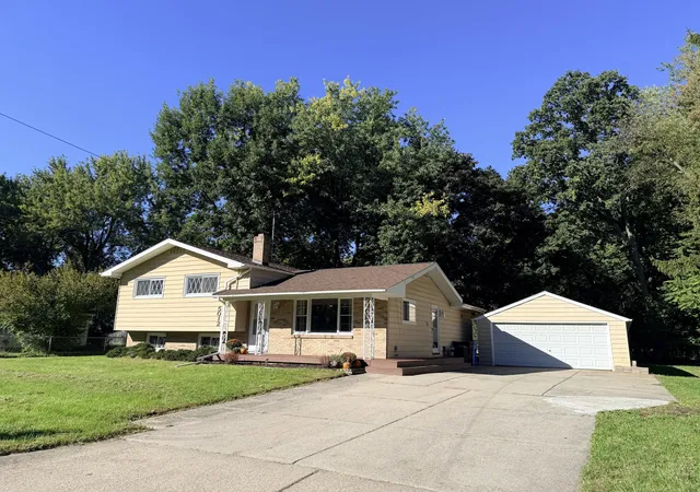 Photo 2 of Single family home for sale at 5012 Tressa Dr, Lansing, MI 48910 | MLS# 71026051675 | Listing updated on 2026-10-20