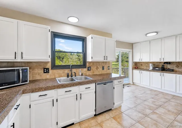 Photo 2 of Single family home for sale at 3226 Muirfield Cir, White Lake, MI 48383 | MLS# 20261078484 | Listing updated on 2026-10-19