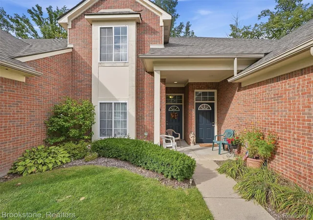 Listing Photo 2 - Condo for sale in building located at 3497 Eagle Creek Dr, Shelby Township, MI 48317