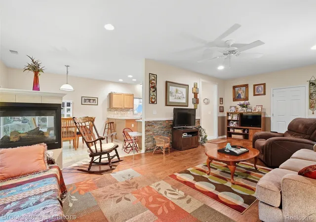 Listing Photo 5 - Condo for sale in building located at 3497 Eagle Creek Dr, Shelby Township, MI 48317