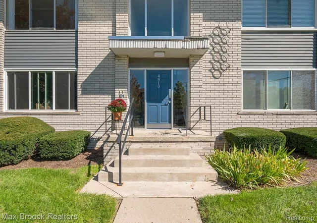 Photo 3 of Condo for sale at 4810 Briarwood Ave #5, Royal Oak, MI 48073 | MLS# 20261078517 | Listing updated on 2026-10-18