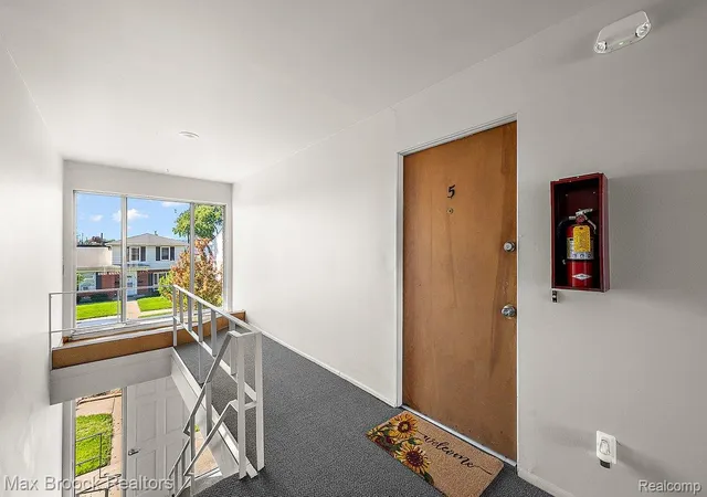 Listing Photo 4 - Condo for sale in building located at 4810 Briarwood Ave, Royal Oak, MI 48073 - Unit #5
