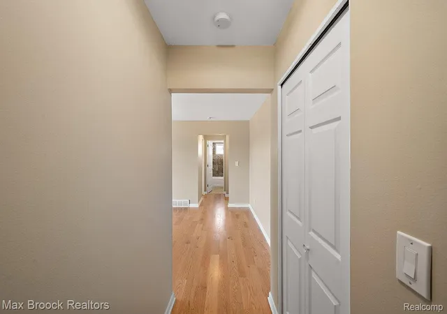 Listing Photo 5 - Condo for sale in building located at 4810 Briarwood Ave, Royal Oak, MI 48073 - Unit #5
