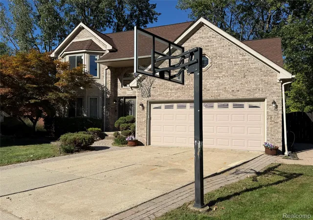 Photo 3 of Single family home for sale at 27210 Maple Wood Dr, Romulus, MI 48174 | MLS# 20261078583 | Listing updated on 2026-10-15