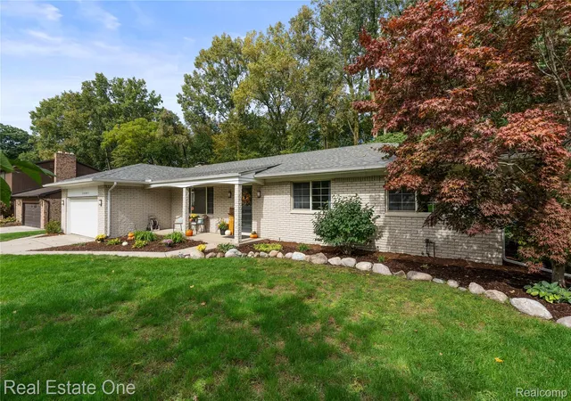 Photo 3 of Single family home for sale at 20001 S Riverhill Dr, Clinton Township, MI 48036 | MLS# 20261078589 | Listing updated on 2026-10-18