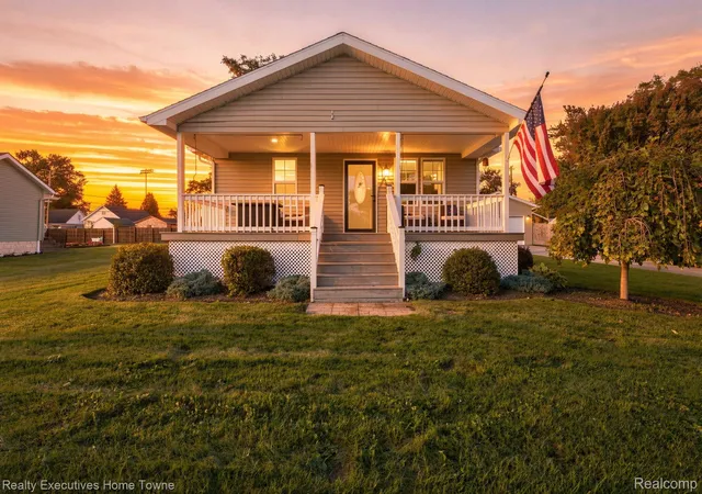 Photo 1 of Single family home for sale at 565 Saint James St, Marysville, MI 48040 | MLS# 20261078607 | Listing updated on 2026-10-12