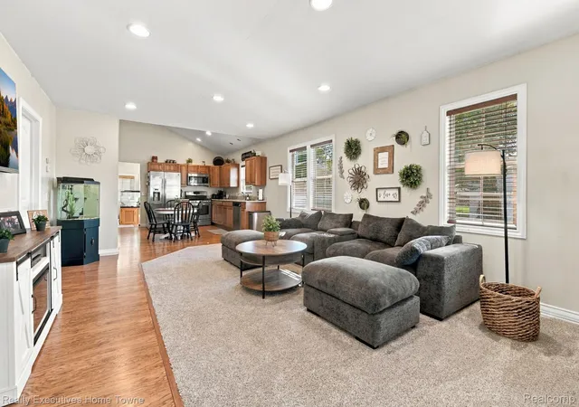 Photo 3 of Single family home for sale at 565 Saint James St, Marysville, MI 48040 | MLS# 20261078607 | Listing updated on 2026-10-12
