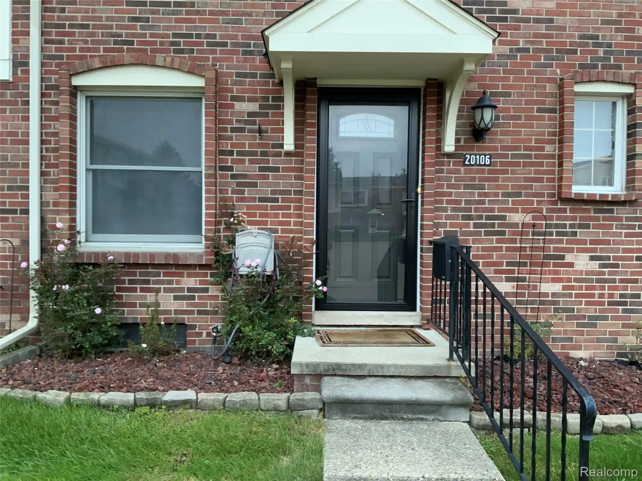 Listing Photo 1 - Condo for sale in 20106 Great Oak Cir S located at 20106 Great Oak Cir S, Clinton Township, MI 48317 - Unit #176