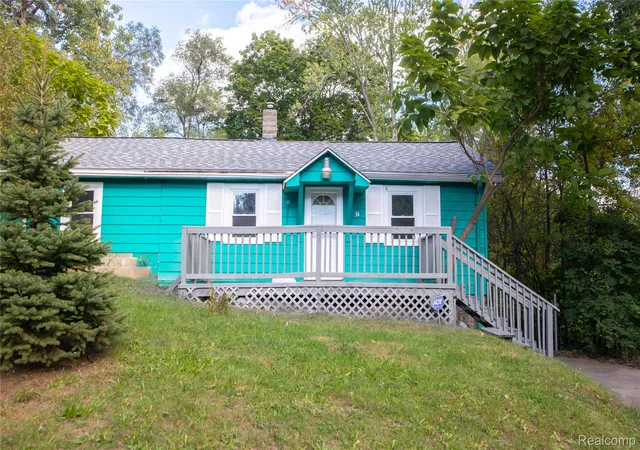 Photo 1 of Single family home for sale at 34 Crescent Dr, Pontiac, MI 48342 | MLS# 20261078656 | Listing updated on 2026-10-14