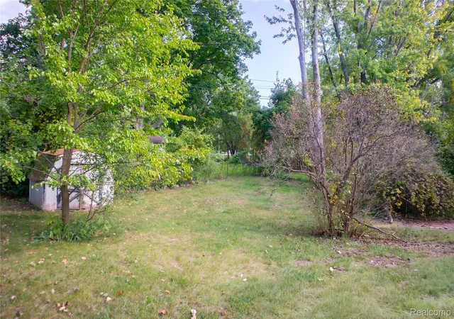 Photo 2 of Single family home for sale at 34 Crescent Dr, Pontiac, MI 48342 | MLS# 20261078656 | Listing updated on 2026-10-14