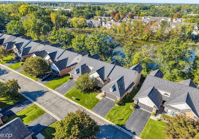 Listing Photo 3 - Condo for sale in building located at 1862 Treyborne Cir, Walled Lake, MI 48390