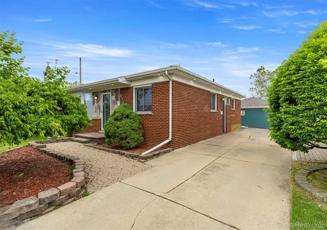 Photo 3 of Single family home for sale at 8786 N Evangeline St, Dearborn Heights, MI 48127 | MLS# 20261078674 | Listing updated on 2026-10-18