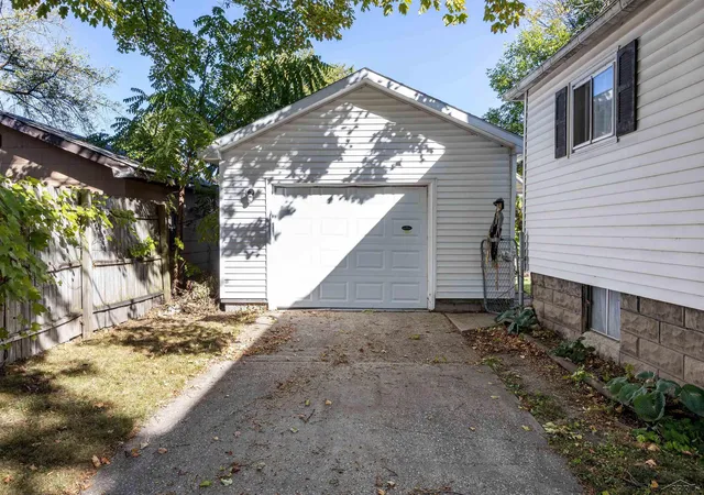 Photo 2 of Single family home for sale at 411 S Jackson St, Bay City, MI 48708 | MLS# 61050223292 | Listing updated on 2026-10-05