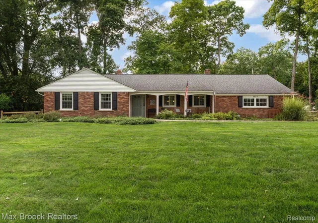 Photo 1 of Sale Pending at 3988 Far Hl Dr, Bloomfield Hills, MI 48304 | MLS# 20261078721 | Listing updated on 2026-10-18