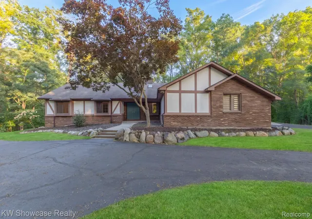 Photo 1 of Sale Pending at 6138 Sundance Trl, Brighton, MI 48116 | MLS# 20261078736 | Listing updated on 2026-10-17