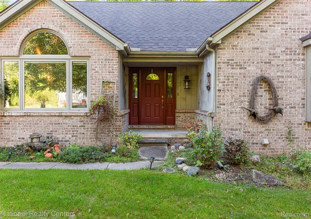 Photo 3 of Single family home for sale at 19998 Purlingbrook St, Livonia, MI 48152 | MLS# 20261078756 | Listing updated on 2026-10-11
