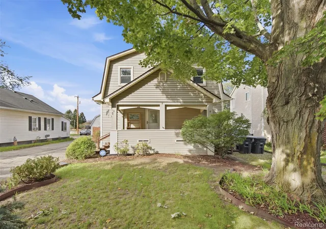 Photo 2 of Single family home for sale at 9721 Horton St, Livonia, MI 48150 | MLS# 20261078761 | Listing updated on 2026-10-18