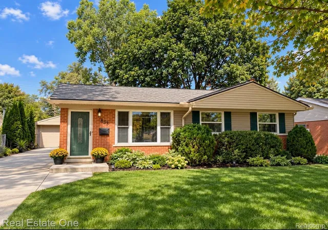 Photo 1 of Sale Pending at 633 Rewold Dr, Rochester, MI 48307 | MLS# 20261078765 | Listing updated on 2026-10-18