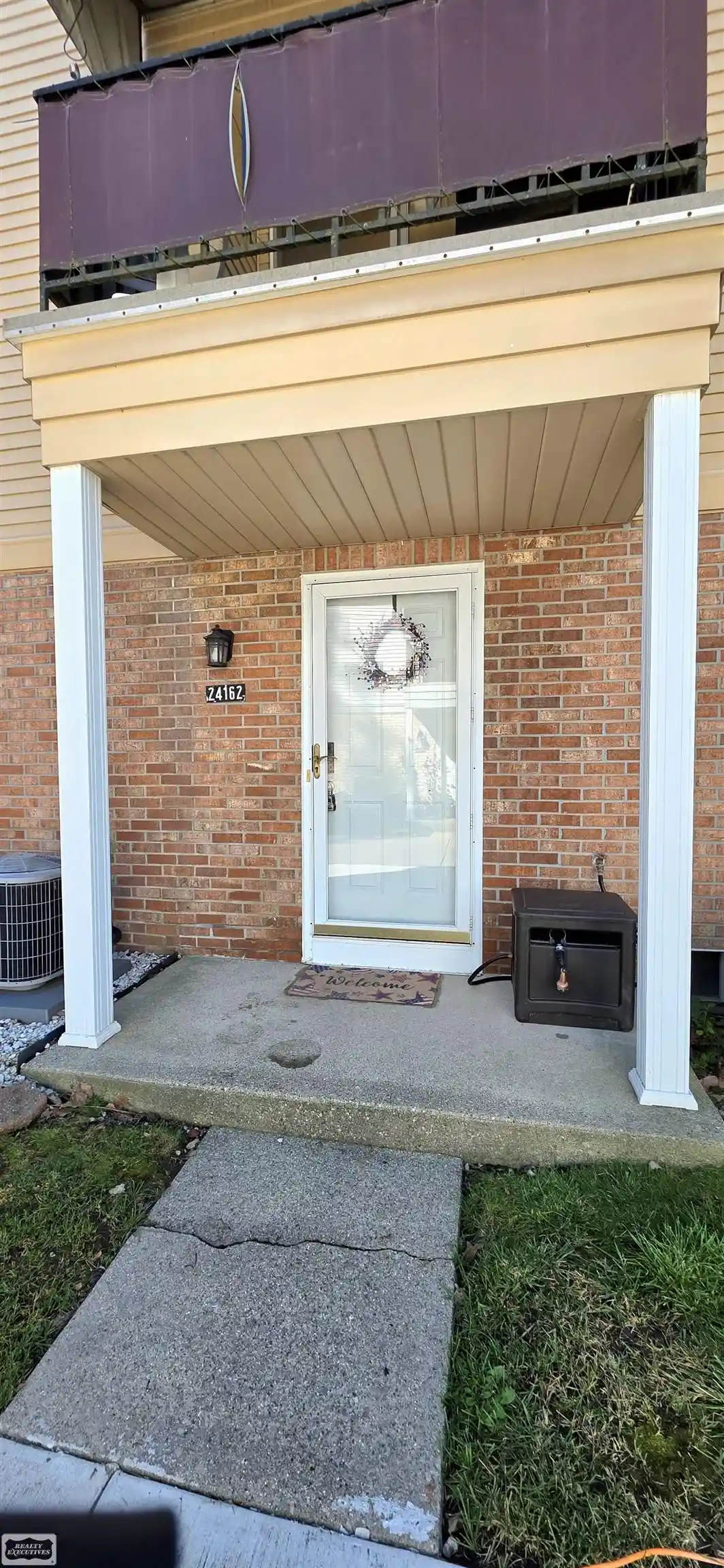 Listing Photo 2 - Condo for sale in 24162 Mdw Brg Dr located at 24162 Mdw Brg Dr, Clinton Township, MI 48035 - Unit 24162 Meadow Brg Dr