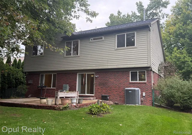Photo 2 of Single family home for sale at 33865 Trillium Ct, Livonia, MI 48150 | MLS# 20261078821 | Listing updated on 2026-10-13