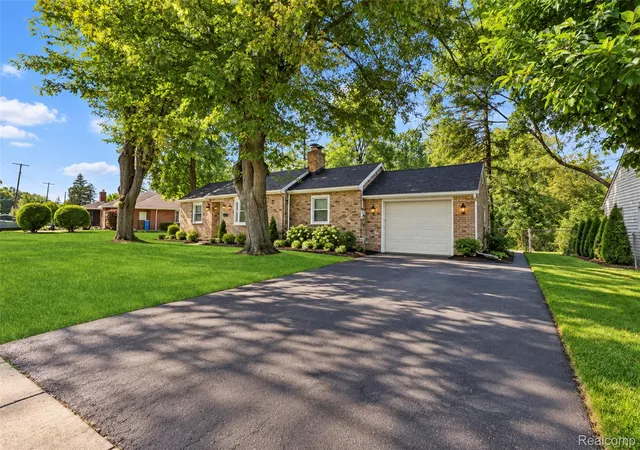 Photo 3 of Single family home for sale at 32400 Woodbrook Dr, Wayne, MI 48184 | MLS# 20261078869 | Listing updated on 2026-10-13