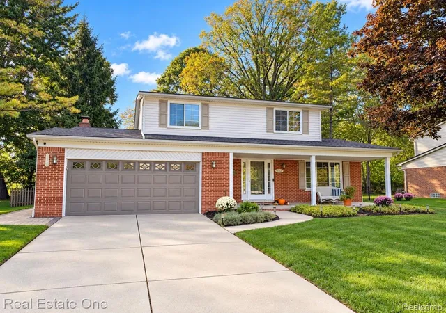 Photo 1 of Sale Pending at 5427 English Dr, Troy, MI 48085 | MLS# 20261078884 | Listing updated on 2026-10-14