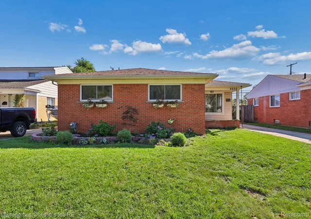 Photo 3 of Single family home for sale at 4620 Hillcrest Ave, Royal Oak, MI 48073 | MLS# 20261078896 | Listing updated on 2026-10-16