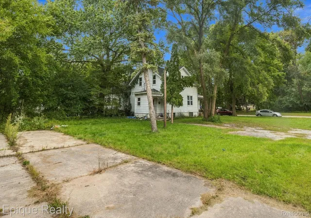 Photo 2 of Single family home for sale at 2823 Sturges St, Port Huron, MI 48060 | MLS# 20261078908 | Listing updated on 2026-10-24