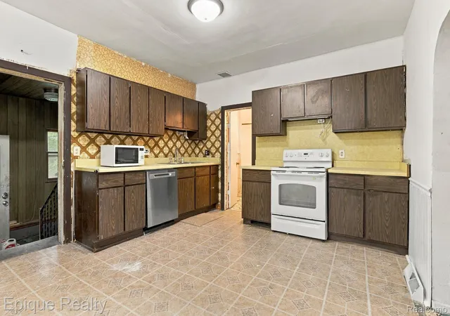 Photo 3 of Single family home for sale at 2823 Sturges St, Port Huron, MI 48060 | MLS# 20261078908 | Listing updated on 2026-10-24