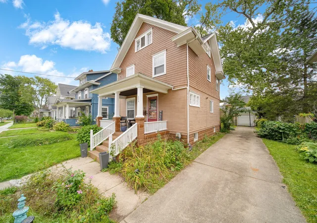 Photo 2 of Single family home for sale at 609 Mcbride St, Jackson, MI 49203 | MLS# 55026051933 | Listing updated on 2026-10-19