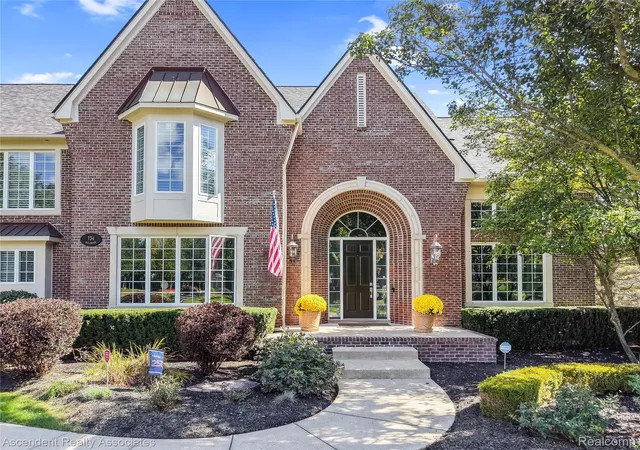 Photo 2 of Single family home for sale at 734 Wellington Cir, Rochester Hills, MI 48309 | MLS# 20261078945 | Listing updated on 2026-10-17
