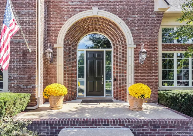 Photo 3 of Single family home for sale at 734 Wellington Cir, Rochester Hills, MI 48309 | MLS# 20261078945 | Listing updated on 2026-10-17