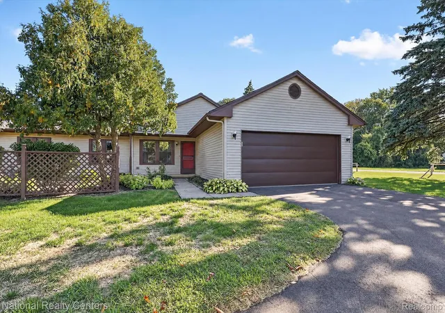Photo 2 of Condo for sale at 7830 Oakland Pl, Waterford, MI 48327 | MLS# 20261078968 | Listing updated on 2026-10-19