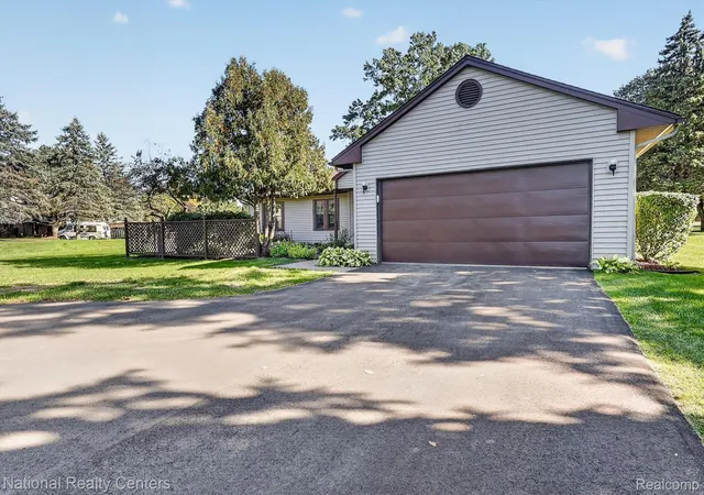 Photo 3 of Condo for sale at 7830 Oakland Pl, Waterford, MI 48327 | MLS# 20261078968 | Listing updated on 2026-10-19