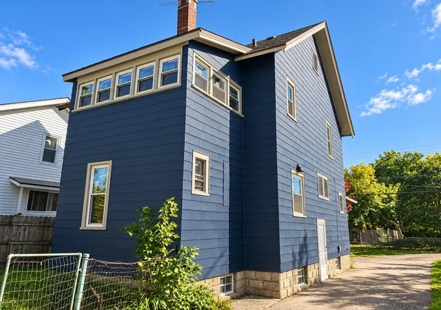 Photo 3 of Single family home for sale at 215 Brown St Se, Grand Rapids, MI 49507 | MLS# 65026051989 | Listing updated on 2026-10-16