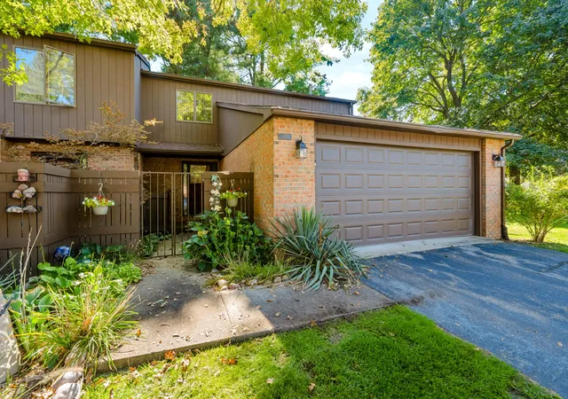 Condo for sale at 131 Pine Cvs Cir, Kalamazoo, MI 49006 | MLS# 66026051994