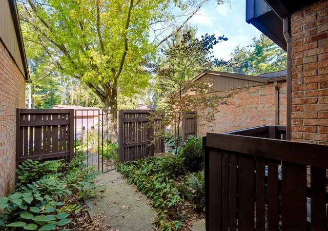 Listing Photo 1 - Condo for sale in building located at 131 Pine Cvs Cir, Kalamazoo, MI 49006 - Unit #