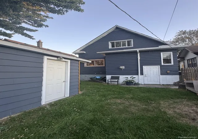 Photo 2 of Single family home for sale at 516 Poplar St, Wyandotte, MI 48192 | MLS# 20261079039 | Listing updated on 2026-10-19
