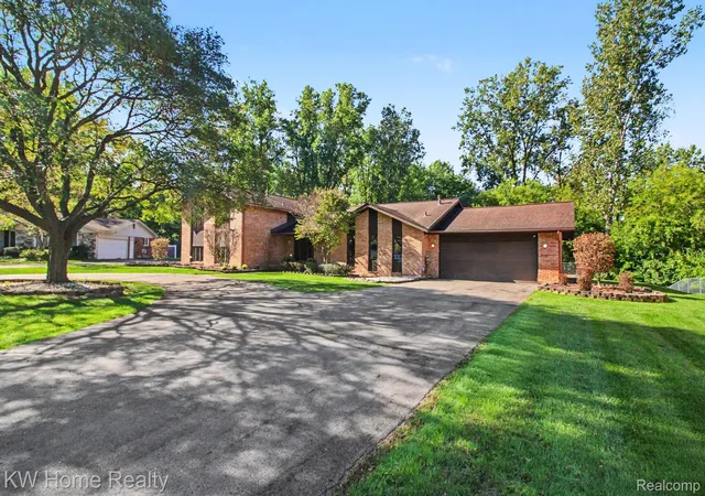 Photo 3 of Single family home for sale at 23433 Riverview Dr, Southfield, MI 48034 | MLS# 20261079059 | Listing updated on 2026-10-19
