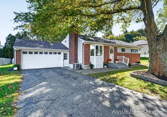 Photo 2 of Single family home for sale at 1938 Moerland Ct Nw, Grand Rapids, MI 49504 | MLS# 65026052021 | Listing updated on 2026-10-15