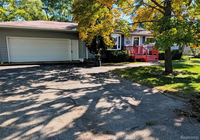 Photo 3 of Single family home for sale at 567 Pine Tree Rd, Lake Orion, MI 48362 | MLS# 20261079124 | Listing updated on 2026-10-21