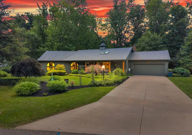 Photo 2 of Single family home for sale at 93 Lynwood Dr, Battle Creek, MI 49015 | MLS# 66026052043 | Listing updated on 2026-10-12