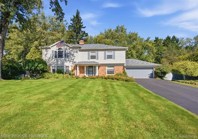 Photo 2 of Single family home for sale at 3548 Valleyview Ct, West Bloomfield, MI 48323 | MLS# 20261079142 | Listing updated on 2026-10-11