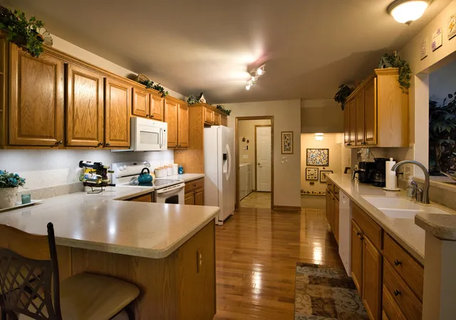 Listing Photo 1 - Condo for sale in building located at 6180 Northridge Hls Dr, Brighton, MI 48116 - Unit #