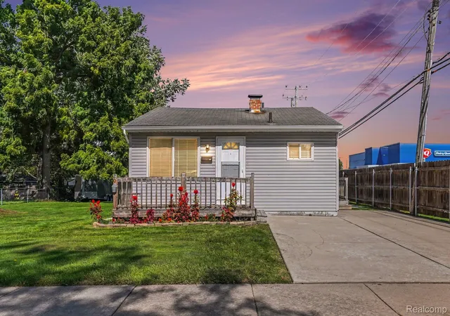 Photo 1 of Sale Pending at 20 W New York Ave, Pontiac, MI 48340 | MLS# 20261079199 | Listing updated on 2026-10-12