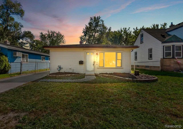 Photo 1 of Sale Pending at 25455 Hanover St, Dearborn Heights, MI 48125 | MLS# 20261079204 | Listing updated on 2026-10-19