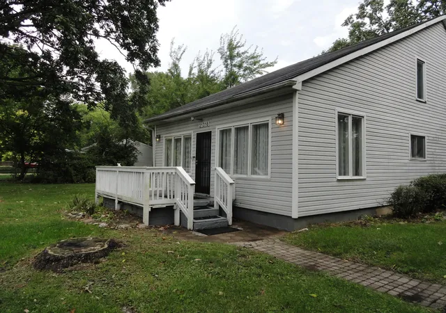 Photo 2 of Single family home for sale at 21318 Poinciana St, Southfield, MI 48033 | MLS# 81026052112 | Listing updated on 2026-10-08