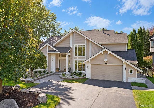 Photo 2 of Single family home for sale at 4833 Panorama Cir, West Bloomfield, MI 48323 | MLS# 20261079274 | Listing updated on 2026-10-18