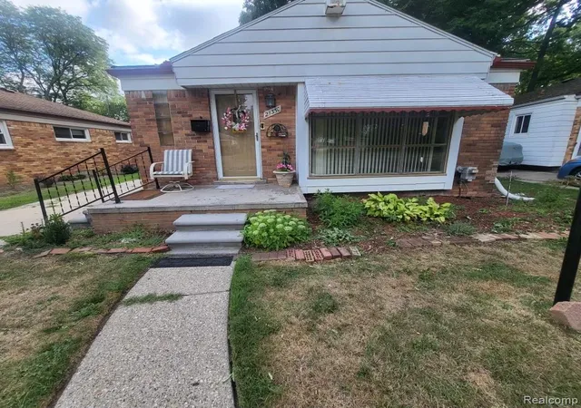 Photo 2 of Single family home for sale at 21350 Kipling St, Oak Park, MI 48237 | MLS# 20261079330 | Listing updated on 2026-10-18