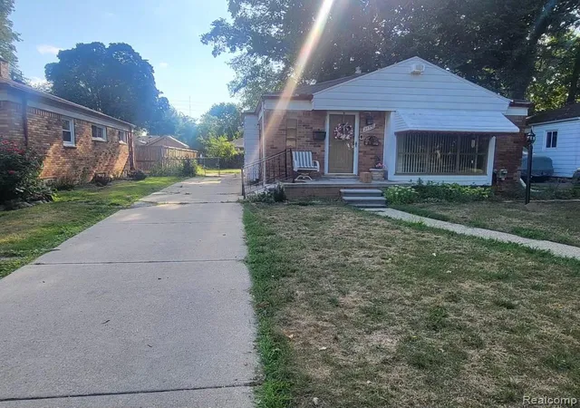 Photo 3 of Single family home for sale at 21350 Kipling St, Oak Park, MI 48237 | MLS# 20261079330 | Listing updated on 2026-10-18
